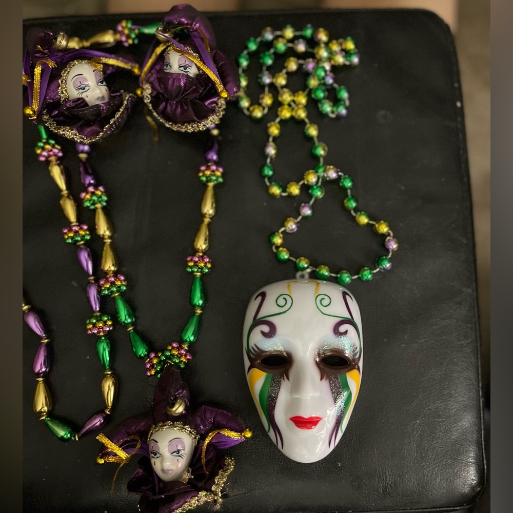 Mardi Gras Necklace & Beads